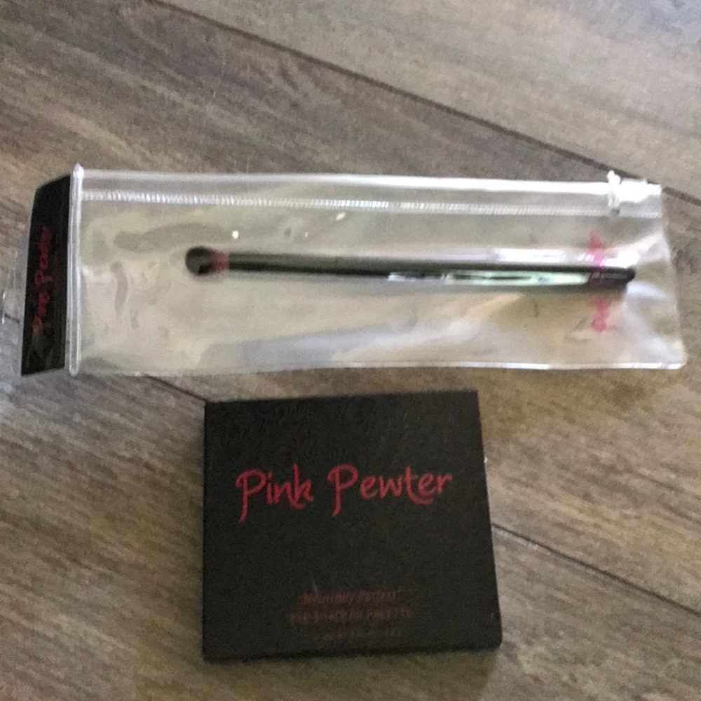 New naturally perfect eye shadow pallet and brush